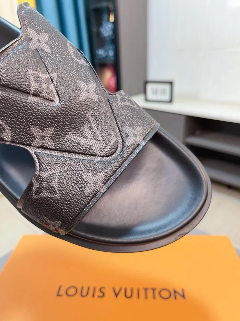 Men's shoes💰300🌹🌹【LV】Multi-color new men's slippers, original quality top version, original special cowhide presbyopia print➕sheepskin on the inside and side, non-slip combination sole, more stable walking, more comfortable and lightweight, high-end and generous, size: 38~44